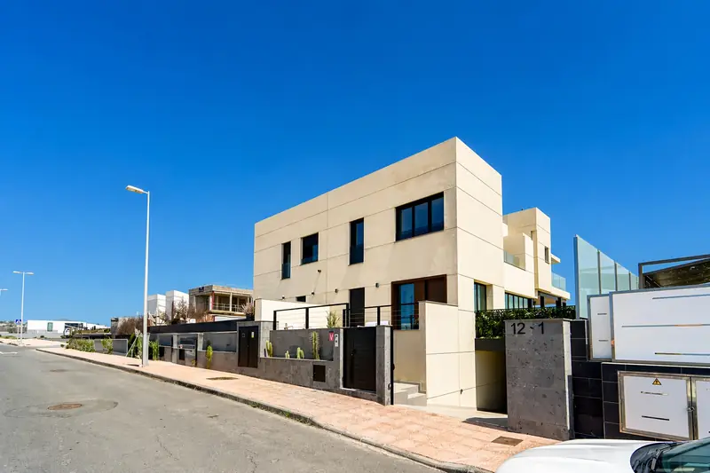 Fachada de la villa vista desde la calle